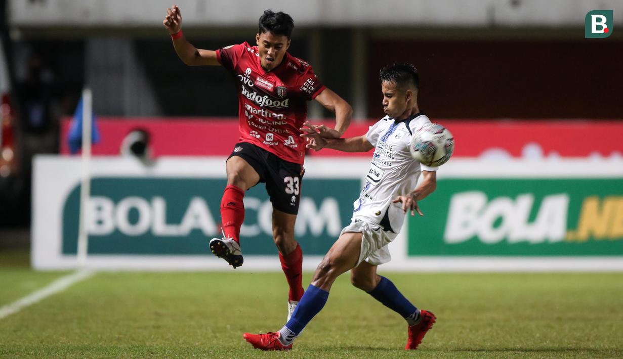 Memasuki paruh kedua laga, Bali United langsung menekan, namun Bali United benar-benar kesulitan membongkar lini pertahanan PSIS. (Bola.com/Bagaskara Lazuardi)