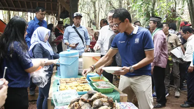 Gaya Sandiaga Uno Bermain Gitar Sambil Nyanyi Lagu Bujangan