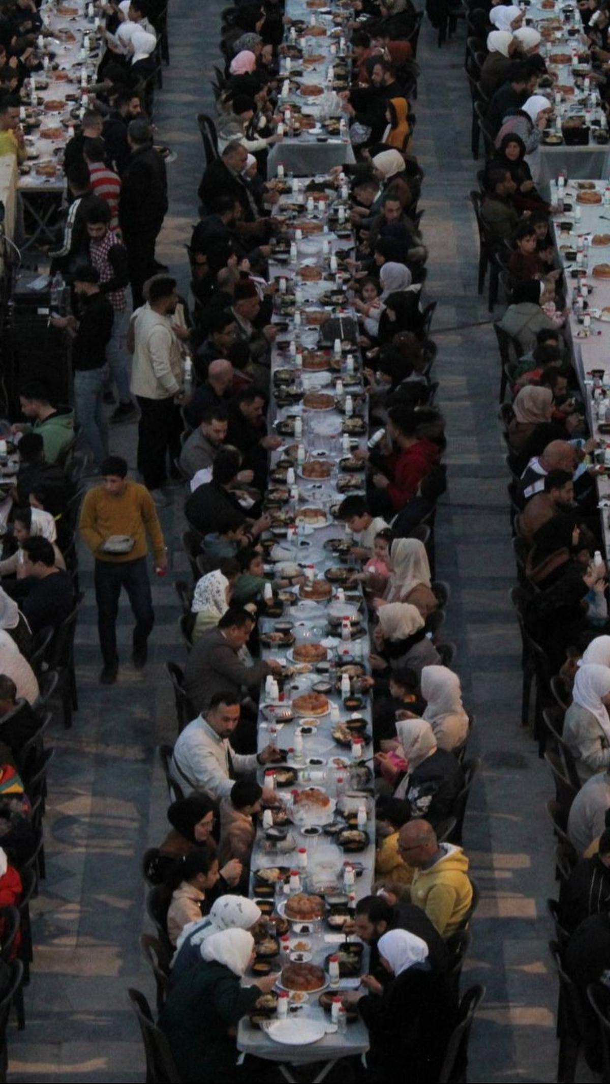 Acara buka puasa bersama ini menandai pertemuan komunal pertama di Masjid Umayyah Aleppo dalam 12 tahun terakhir sebelum perang saudara meletus.&nbsp;REUTERS/Firas Makdesi