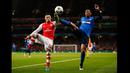 Penyerang AS Monaco, Anthony Martial berebut bola dengan Alex Oxlade Chamberlain di laga 16 besar Liga Champions di Stadion Emirates Stadium, London, Inggris (25/2/2015). AS Monaco unggul 3-1 atas Arsenal. (Reuter /John Sibley)