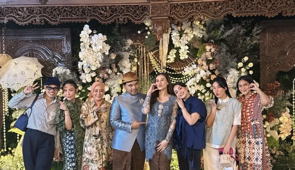 Ayu Dewi juga hadir mengenakan long dress warna hijau bermotif dipadukan stiletto heels warna senada. Caca Tengker juga mengenakan long dress warna coral. Ayu Dewi pun tampak mengaplikasikan blush on coral dan lipstik nude. [@mrsayudewi]
