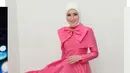 Cut Syifa memakai dress warna shocking pink dengan aksen pita besar yang menjadi pernyataan gaya rancangan Renzi Lazuardi [Instragam @cutsyifaa]