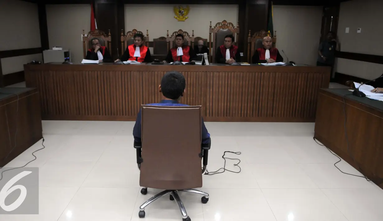 JPU mendakwa Panitera PN Jakarta Utara, Rohadi menerima suap dari pihak Saipul Jamil, Jakarta, Senin (5/9). Rohadi didakwa menerima duit haram Rp 50 juta terkait penunjukan Majelis Hakim yang menangani perkara Saipul. (Liputan6.com/Helmi Afandi)