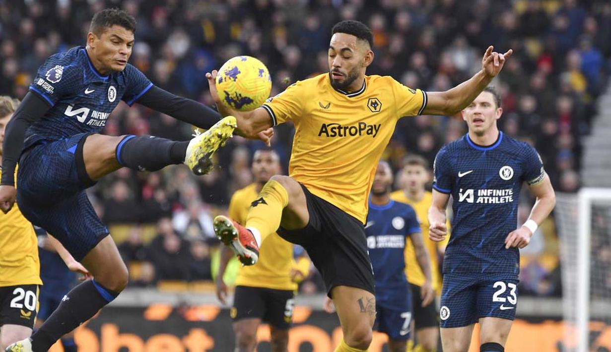 Pemain Chelsea, Thiago Silva, berebut bola dengan pemain Wolverhampton Wanderers, Matheus Cunha, pada laga pekan ke-18 Liga Inggris di Stadion Molineux, Minggu (24/12/2023). (AP Photo/Rui Vieira)