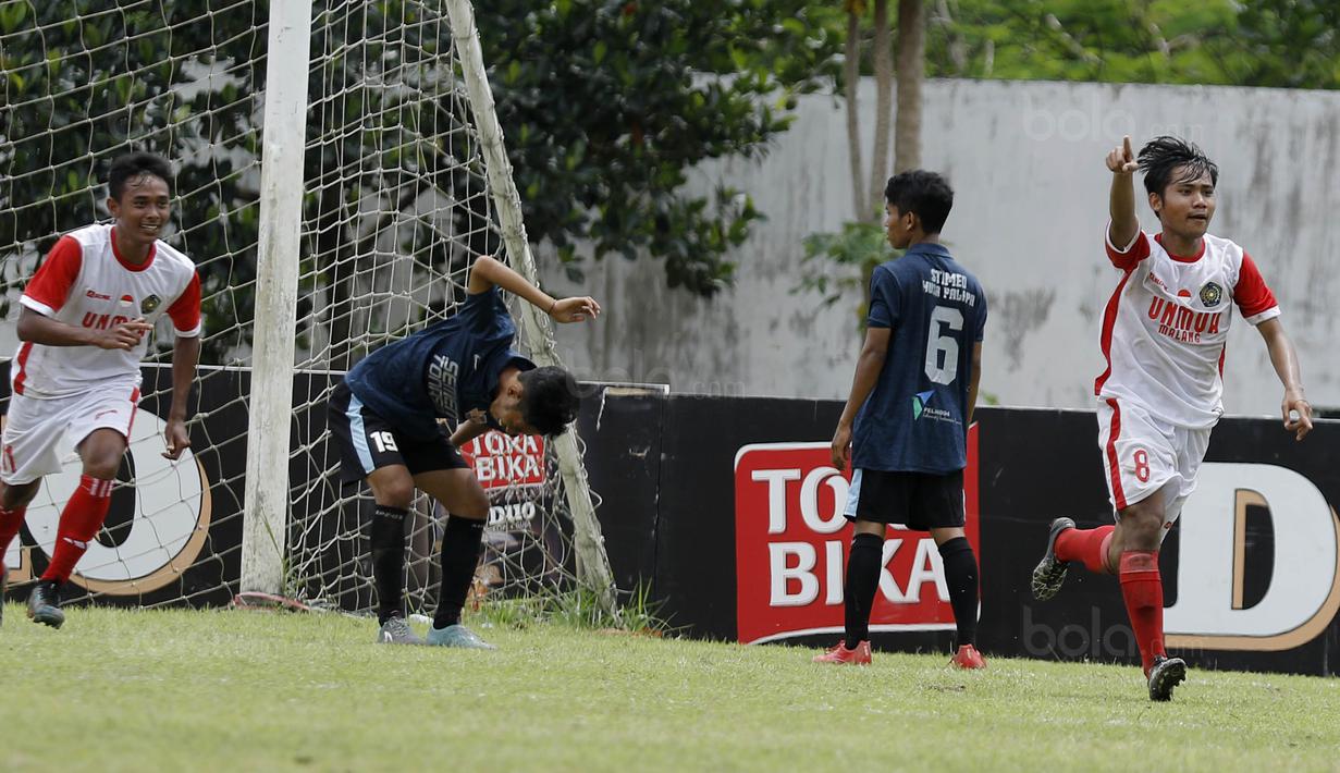 Pemain UMM melakukan selebrasi usai mencetak gol ke gawang STIMED Nusa Palapa pada laga Torabika Cup 2017 di Stadion Cakrawala, Malang, Rabu (22/11/2017). UMM Imbang 2-2 dengan STIMED Nusa Palapa. (Bola.com/M Iqbal Ichsan)