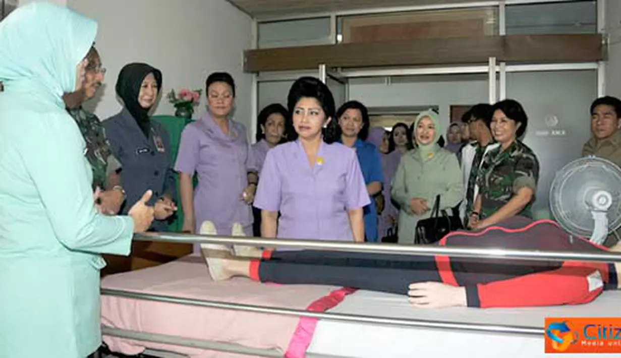Citizen6, Jakarta: Rombongan Dharma Pertiwi mengunjungi 13 pasien di RSPAD, 11 di RSAL dan  10 di RSPAU yang sedang menderita kanker. (Pengirim: Badarudin Bakri Badar)