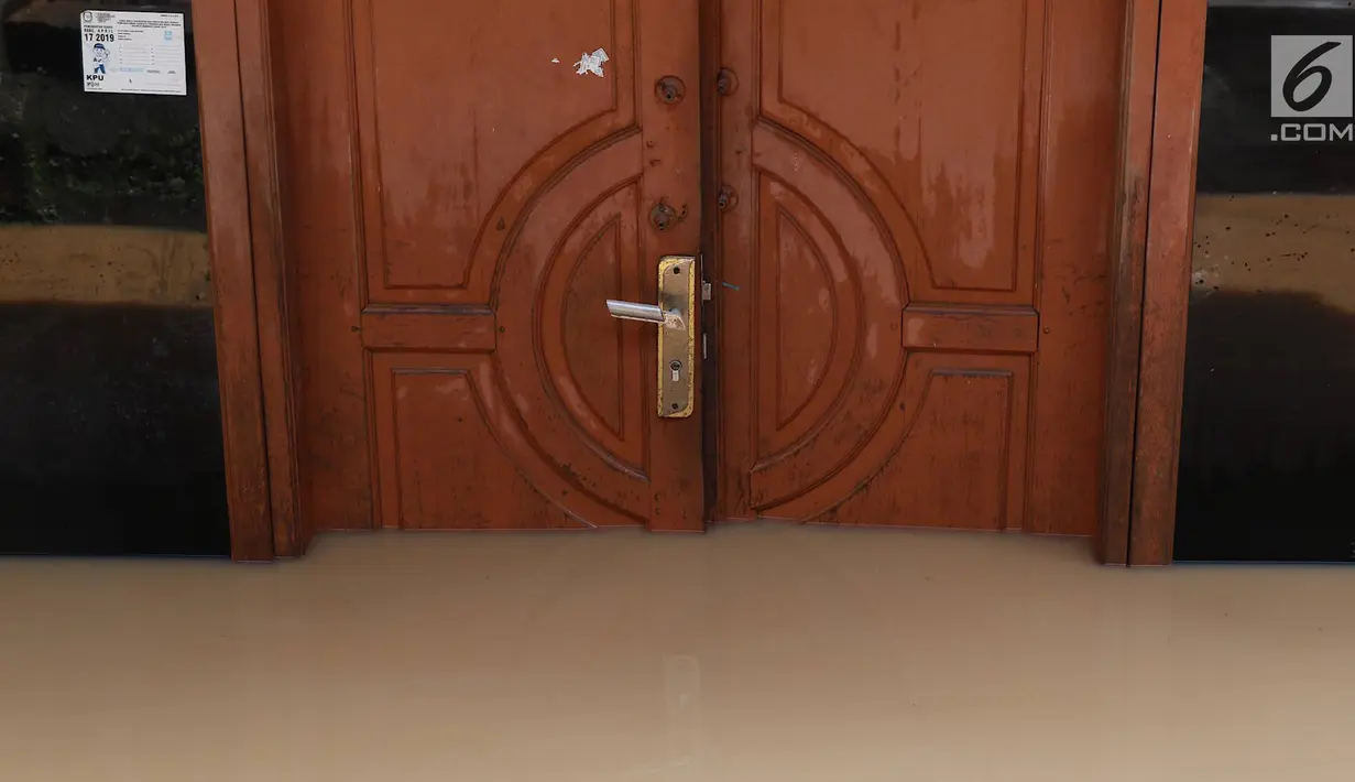 Sebuah rumah yang terendam banjir di kawasan Pejaten Timur, Jakarta, Jumat (26/4). Banjir yang berasal dari luapan Sungai Ciliwung tersebut merendam ratusan rumah warga hingga kedalaman lebih dari satu meter. (Liputan6.com/Immanuel Antonius)