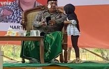 Pilkades di Madura Ini Kelewat Santai, Calon Kepala Desa Asyik Mainan Stiker dengan Anak Kecil di Atas Panggung