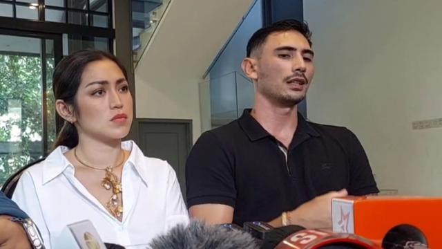Jessica Iskandar dan suaminya Vincent Verhaag saat jumpa pers soal kasus penipuan di Jakarta, Rabu (8/3/2023) (Liputan6.com/M. Altaf Jauhar)