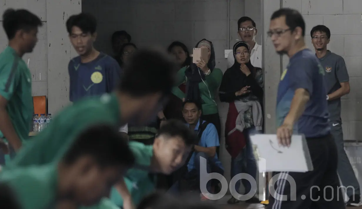 Sejumlah orang tua peserta seleksi Timnas Indonesia U-16 memantau kegiatan seleksi pemain. Dari 55 nama yang mengikuti seleksi, Fachri akan menyusutkan menjadi sekitar 25 pemain. (Bola.com/M Iqbal Ichsan)