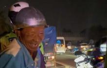 Truk Bau Terasi Dibantu Polisi saat Pecah Ban di Jalan, Sopir Bukan Bawa Masker Malah pakai Helm