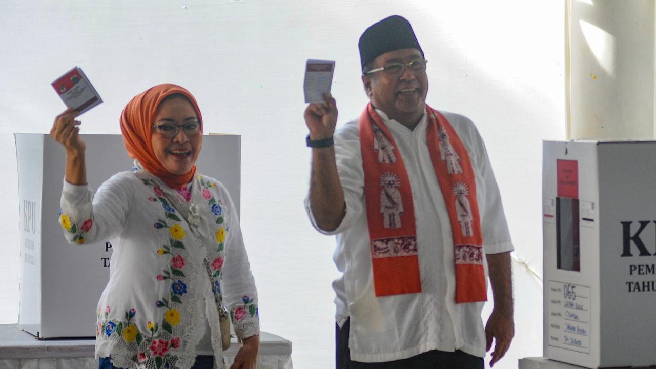 FOTO: Semringah Rano Karno Nyoblos di TPS 65 Lebak Bulus, Pede Menangkan Pilkada Jakarta 1 Putaran