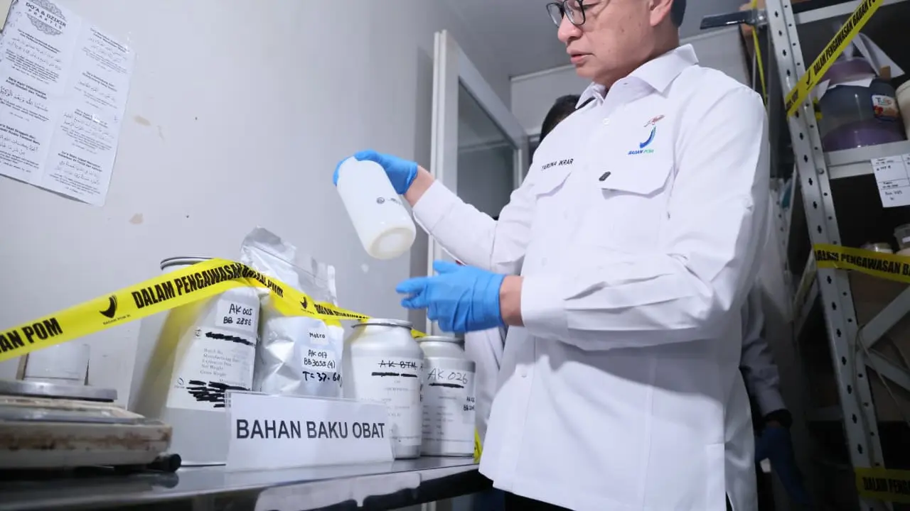 Kepala BPOM, Taruna Ikrar, mengungkapkan bahwa penggunaan bahan baku dilarang pada kosmetik bisa berbahaya bagi kesehatan. Hal itu diungkap saat ke sarana produksi kosmetik ilegal di Mojokerto, Jawa Timur. (Foto: Dok BPOM)