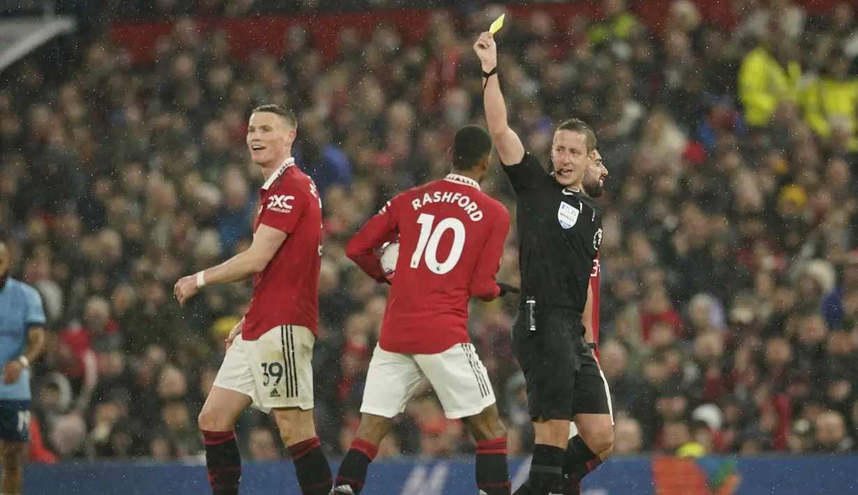 Striker Manchester United, Marcus Rashford (tengah) memprotes keputusan wasit John Brooks yang mengganjar kartu kuning Scott Mc Tominay (kiri) pada laga lanjutan Liga Inggris 2022/2023 di Old Trafford Stadium, Manchester, Kamis (6/4/2023) dini hari WIB. (AP Photo/Dave Thompson)
