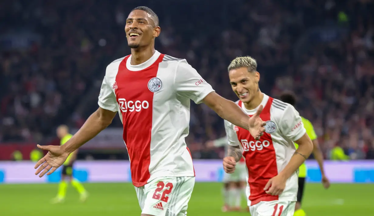 Sebastien Haller. Striker yang kini menjadi andalan Ajax ini sebelumnya bermain untuk West Ham United mulai 2019/2020 hingga tengah musim 2020/2021. Tampil tak sesuai ekspektasi bersama The Hammers, ia lalu pindah ke Ajax hingga kini dan telah mencetak 27 gol dari 39 laga. (AFP/Francois Walschaerts)