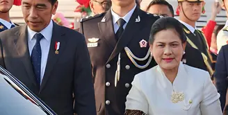 Ibu Negara Iriana Jokowi melengkapi tampilan kebaya putih polosnya dengan selendang batik dan Puspita Melati Brooch dari TULOLA. [@tuloladesigns],