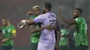 Para pemain Nigeria merayakan kemenangan bersama Stanley Nwabali setelah berhasil menaklukkan Afrika Selatan pada laga semifinal di Stade de la Paix, Kamis (8/2/2024). Stanley Nwabali menjadi pahlawan lewat aksi heroiknya mementahkan dua kali eksekusi dari pemain Afrika Selatan. (AP Photo/Themba Hadebe)
