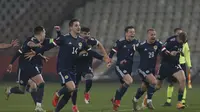 Pemain Skotlandia merayakan kemenangan atas Serbia pada play-off Piala Eropa di Stadion Rajko Mitic, Beograd, Jumat (13/11/2020) dini hari WIB. (AP Photo / Darko Vojinovic)