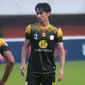 Pemain Barito Putera, Gavin Kwan Adsit, saat melawan PSS di Stadion Maguwoharjo, Sleman, Sabtu (27/7/2019). (Bola.com/Vincentius Atmaja)