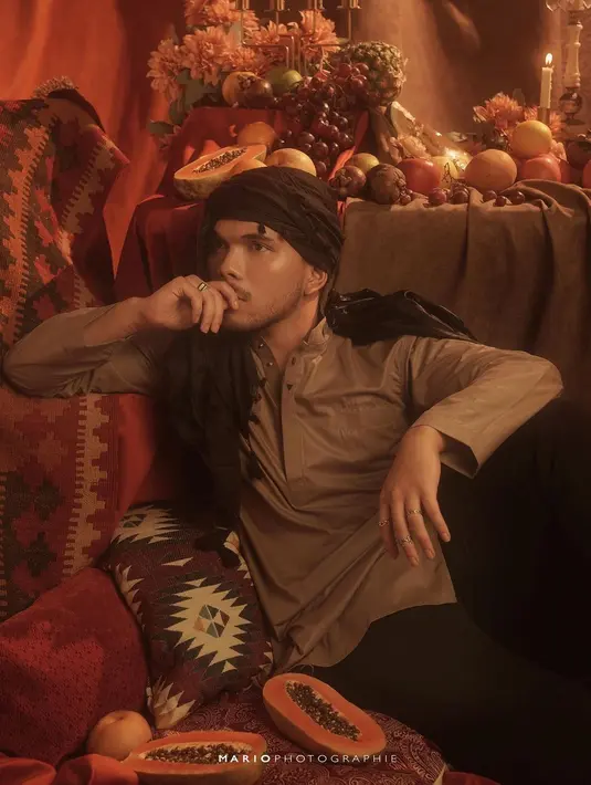 Kenakan sorban, Thariq Halilitar disebut netizen mirip seperti saudagar Turki. [@thariqhalilintar]