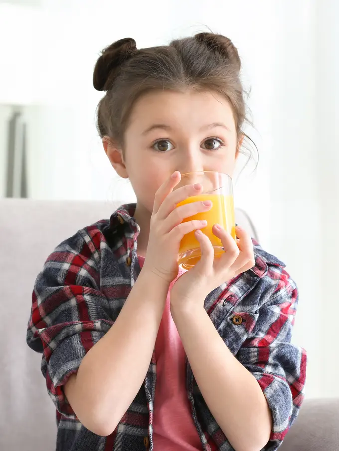 anak minum jus
