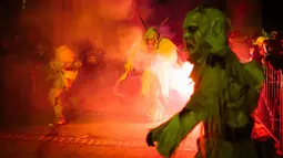 Partisipan berpakaian seperti Krampus, makhluk setengah iblis, saat ambil bagian dalam parade di kota Podkoren, Slovenia, Jumat (30/11). Parade bagian dari tradisi natal itu menghadirkan sosok Krampus untuk menakuti anak-anak yang nakal (Jure Makovec/AFP)