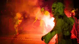 Partisipan berpakaian seperti Krampus, makhluk setengah iblis, saat ambil bagian dalam parade di kota Podkoren, Slovenia, Jumat (30/11). Parade bagian dari tradisi natal itu menghadirkan sosok Krampus untuk menakuti anak-anak yang nakal (Jure Makovec/AFP)