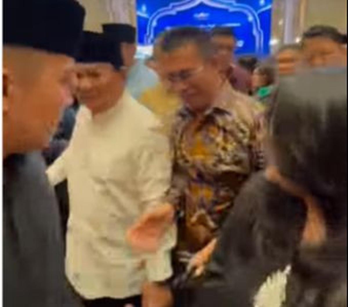 Politikus cantik kader Partai Demokrat, Hillary Brigitta Lasut mengunggah momen saat dirinya dikenalkan oleh Mayor Teddy ke Prabowo Subianto.