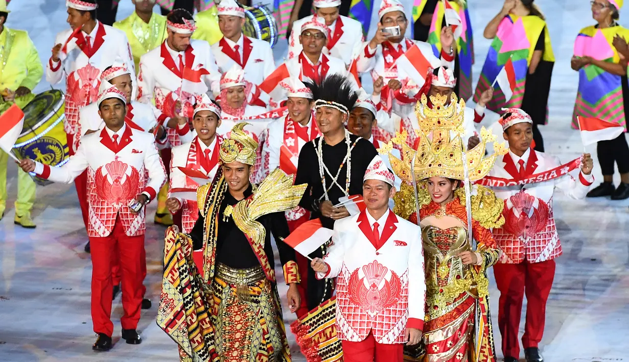 Kontingen atlet Indonesia saat mengikuti parade upacara pembukaan Olimpiade 2016 di Stadion Maracana, Rio de Janeiro, Brasil (5/8).Kostum yang digunakan para kontingen merupakan paduan jas dan batik. (FRANCK FIFE / AFP)