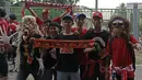 Kehadiran topeng dari Brigaz Bali menjadi daya tarik bagi The Jakmania untuk berfoto bersama di Stadion Patriot, Bekasi, (21/5/2017). (Bola.coom/Nicklas Hanoatubun) 