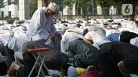 Umat muslim saat melaksanakan shalat Idul Fitri 1442 H di Lapangan Masjid Agung Al Azhar, Jakarta, Kamis (13/5/2021). Ribuan umat muslim melaksanakan shalat Idul Fitri 1442 H di Lapangan Masjid Agung Al Azhar dengan menerapkan protokol kesehatan ketat. (Liputan6..com/Helmi Fithriansyah)