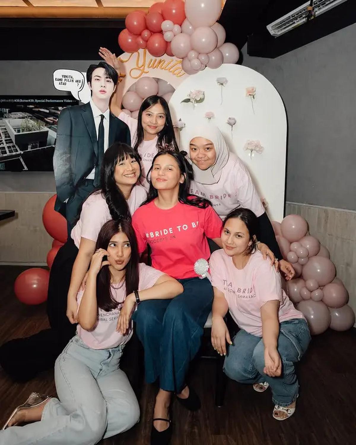 6 Potret Bridal Shower Yunita Siregar, Penuh Bahagia karena Sahabat 'Hadirkan' Jin BTS