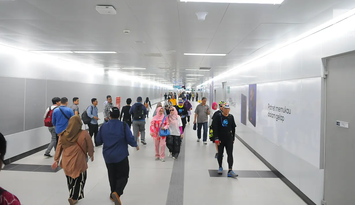 Warga melintas di stasiun MRT Bundaran HI, Jakarta, Selasa (19/2). Stasiun Lebak Bulus memiliki konsep Green Valley, stasiun Haji Nawi dengan konsep Betawi Culture dan stasiun Bundaran HI yang berkonsep International Style. (Liputan6.com/Angga Yuniar)