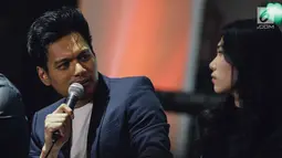 Penyanyi Rendy Pandugo memberi keterangan pers saat rilis single kolaborasi dengan Afgan Syahreza dan Isyana Sarasvati di Jakarta, Rabu (21/2). Rendy, Afgan, dan Isyana akan berkolaborasi di lagu berjudul 'Heaven'. (Liputan6.com/Faizal Fanani)