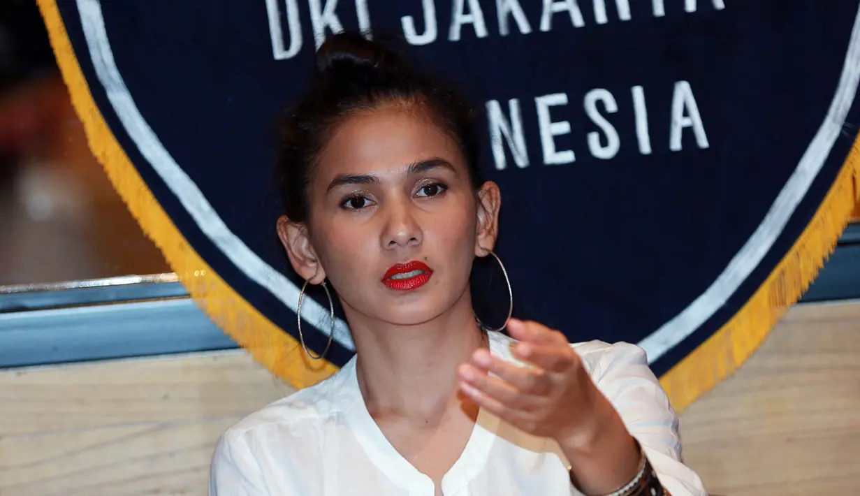 Hari Raya Idul Fitri alias lebaran tinggal beberapa hari lagi. Beberapa artis memanfaatkan pulang kampung untuk bersilaturahmi dengan keluarganya. Sedangkan Nova Eliza mengaku masih bingung. (Deki Prayoga/Bintang.com)