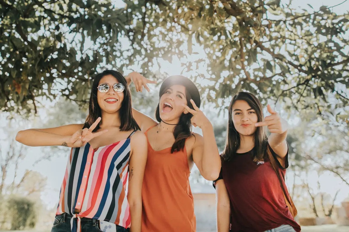 Si Paling Menarik Perhatian, 3 Zodiak yang Selalu Populer di Sekolah