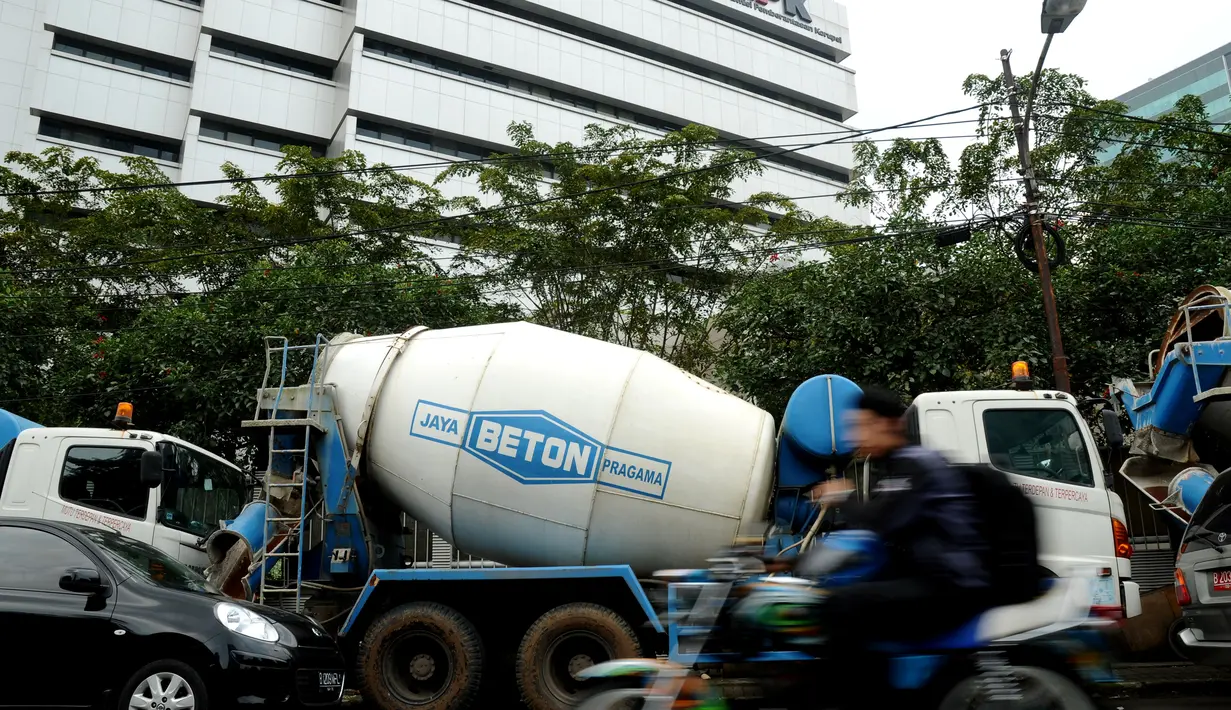 Sebagian ruas jalan di salah satu sisi gedung KPK Jakarta terlihat penuh dengan disitanya kembali aset milik tersangka kasus pencucian uang TB Chaeri Wardhana. (Liputan6.com/Helmi Fithriansyah)
