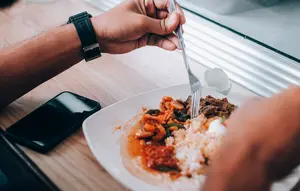 Kenali Ciri Orang yang Makan Siang Sendirian di Meja Kerja Menurut Psikologi