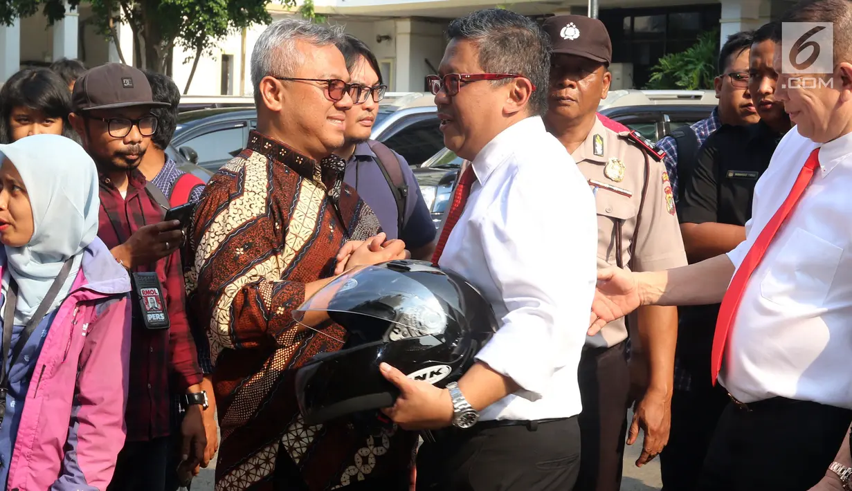 Ketua KPU Arief Budiman (kanan) menyaksikan rombongan Sembilan Sekjen koalisi Parpol yang menggunakan motor gede (Moge) seusai menerima berkas tambahan Pilpres 2019 di Gedung KPU, Jakarta, Senin (20/8). (liputan6.com/Johan Tallo)