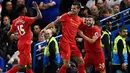 Bek Liverpool, Dejan Lovren (tengah) berselebrasi dengan rekan-rekannya usai mencetak gol kegawang Chelsea pada lanjutan Liga Inggris di Stadion Stamford Bridge, London, (17/9). Liverpool menang atas Chelsea dengan skor 2-1. (Reuters/Dylan Martinez)
