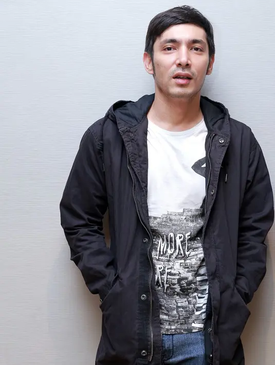 Abimana berperan sebagai seorang jurnalis bernama Herlam atau biasa dipanggil Lam, yang terjebak antara idealisme yang dianutnya atau ikut larut dengan keadaan di sekelilingnya, dalam film laga bertajuk 3 (Tiga). (Galih W. Satria/Bintang.com)