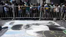 Para penggemar menunggu di luar kapel pemakaman legenda sepak bola Diego Maradona di Casa Rosada di Buenos Aires, ibu kota Argentina, pada 26 November 2020. Maradona meninggal dunia dalam usia 60 tahun pada Rabu (25/11) karena serangan jantung. (Xinhua/Martin Zabala)