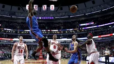 Aksi pemain Oklahoma City Thunder, Jerami Grant melakukan dunks saat melawan Chicago Bulls pada laga NBA basketball game di United Center, (9/1/2017). Thunder menang 109-94. (AP/Charles Rex Arbogast)