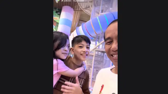 Presiden Jokowi bersama cucu cucunya, Jan Ethes dan La Lembah Manah yang merupakan anak dari Gibran Rakabuming Raka