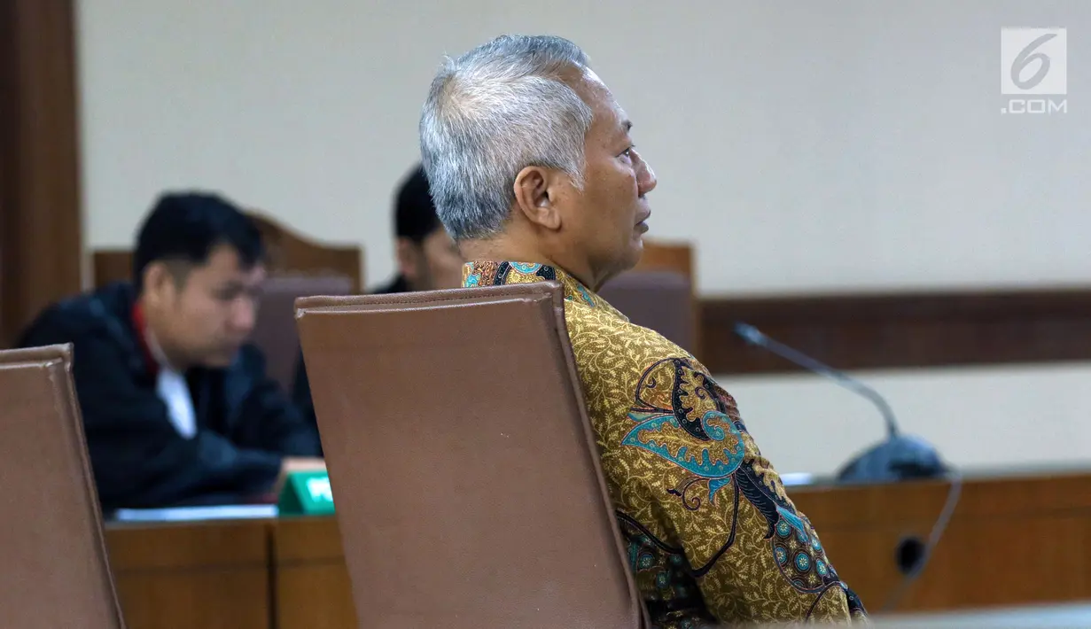 Terdakwa suap perizinan dan pengadaan proyek di lingkungan Ditjen Hubla TA 2016-2017Antonius Tonny Budiono saat sidang pledoi di Pengadilan Tipikor, Jakarta, Kamis (3/5). Sebelumnya, terdakwa dituntut tujuh tahun penjara. (Liputan6.com/Helmi Fithriansyah)