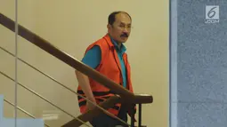 Mantan pengacara Setya Novanto, Fredrich Yunadi naik tangga gedung KPK untuk menjalani pemeriksaan, Jakarta, Rabu (17/1). Bersama Bimanesh Sutarjo, Fredrich Yunadi merupakan tersangka dugaan merintangi penyidikan e-KTP. (Liputan6.com/Helmi Fithriansyah)