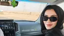 Selama liburan di Dubai, Aaliyah Massaid tampil berbeda berkat hijab dan sorban yang ia kenakan. [@aaliyah.massaid]
