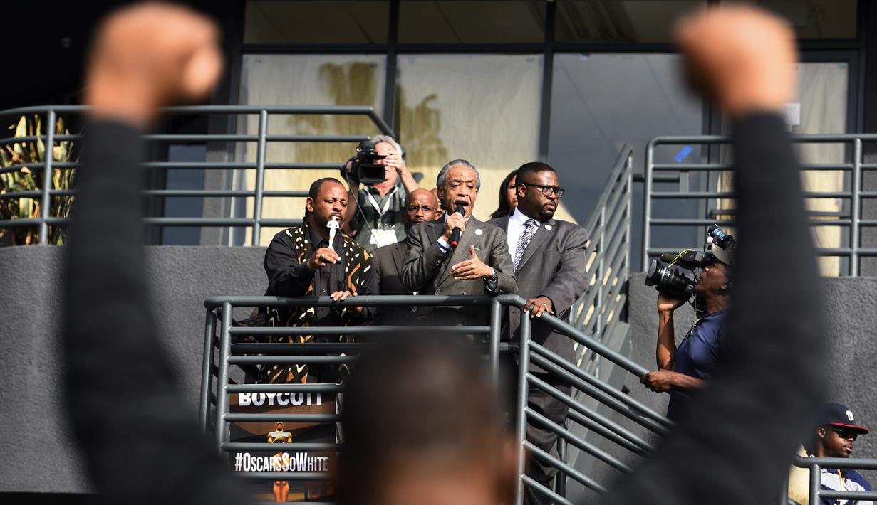 Aktivis kulit hitam Al Sharpton (tengah) berorasi saat menggelar aksi protes di luar acara Piala Oscar 2016 di Hollywood , Minggu (28/2). Perhelatan Oscar kali ini menuai kecaman karena para nominator semuanya berkulit putih. (REUTERS/Stuart Palley)