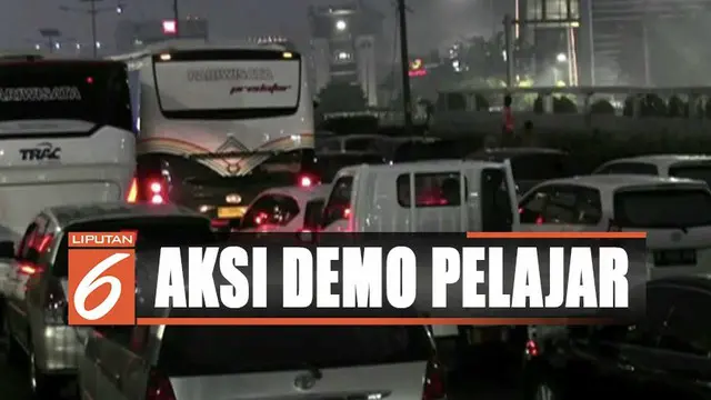 Kondisi ini diperparah oleh ulah para pelajar di kawasan Pejompongan, Tanah Abang, Jakarta Pusat, yang melempari petugas di atas jalan tol.