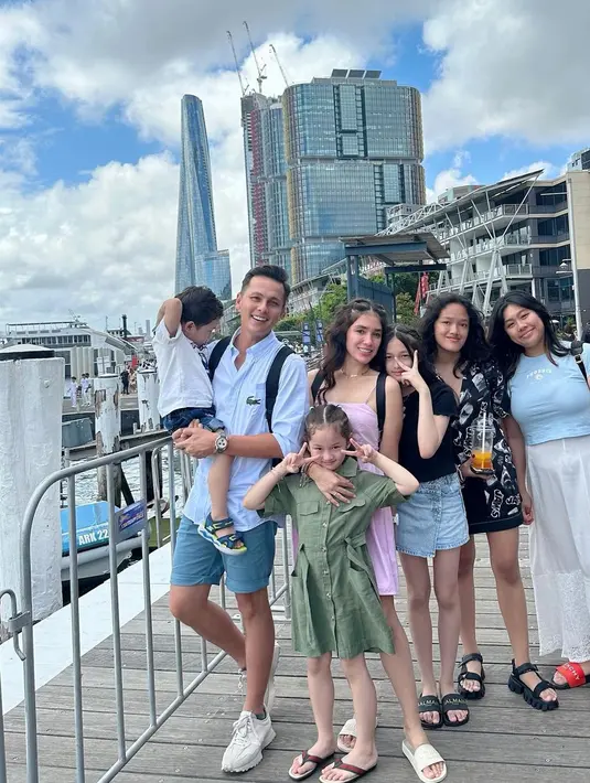 Ussy Sulistiawaty bersama keluarga liburan (Instagram/ussypratama)
